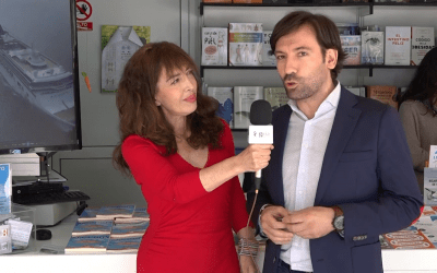 David Gallego, autor del GuíaBurros: Seguros, entrevistado en la Feria del Libro